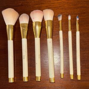 Rivange 7 Piece White & Gold Brush Set